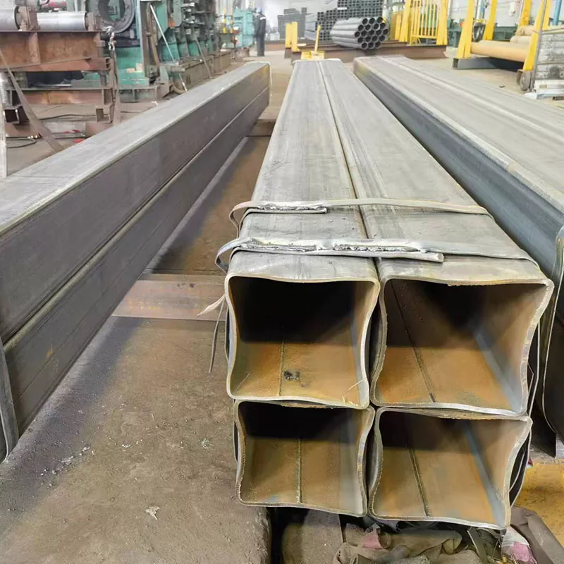 Črna pravokotna cev velikega kalibra