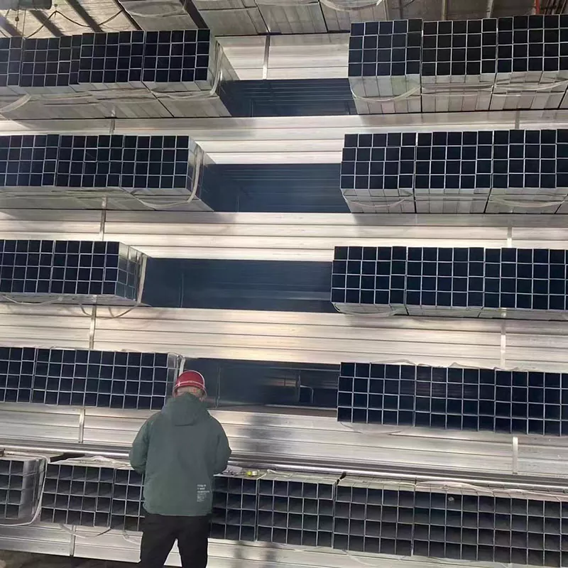 Pocinkana kvadratna cev majhnega premera