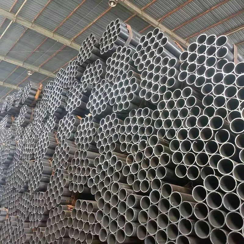 Črna okrogla cev z ravnim razrezom